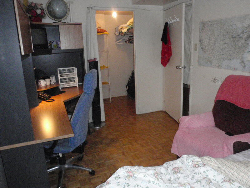 Toronto Dt room for rent - Dundas/Universiy staring now
