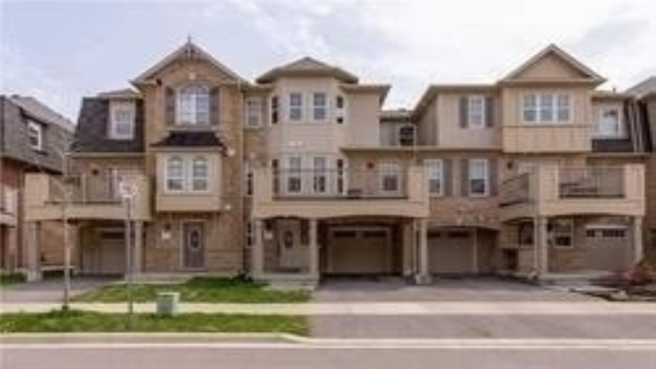 Stunning 2 Br Freehold Townhome on sale in Milton, 79 TIGHT CRT Milton