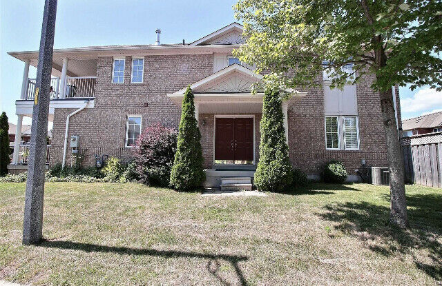 South Ajax Freehold UndUnit for sale. 3 bdrm, 2 stry, 1700+ sqf!