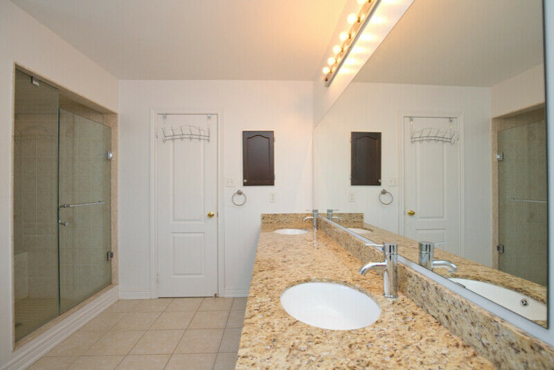 Look here! Amazing 5 Bed 5 Washroom Ravine Lot Home in Brampton!-14;