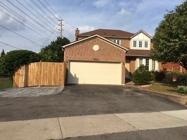 Bedroom in a beautiful house near UTM&Credit Valley Public Scho-40;